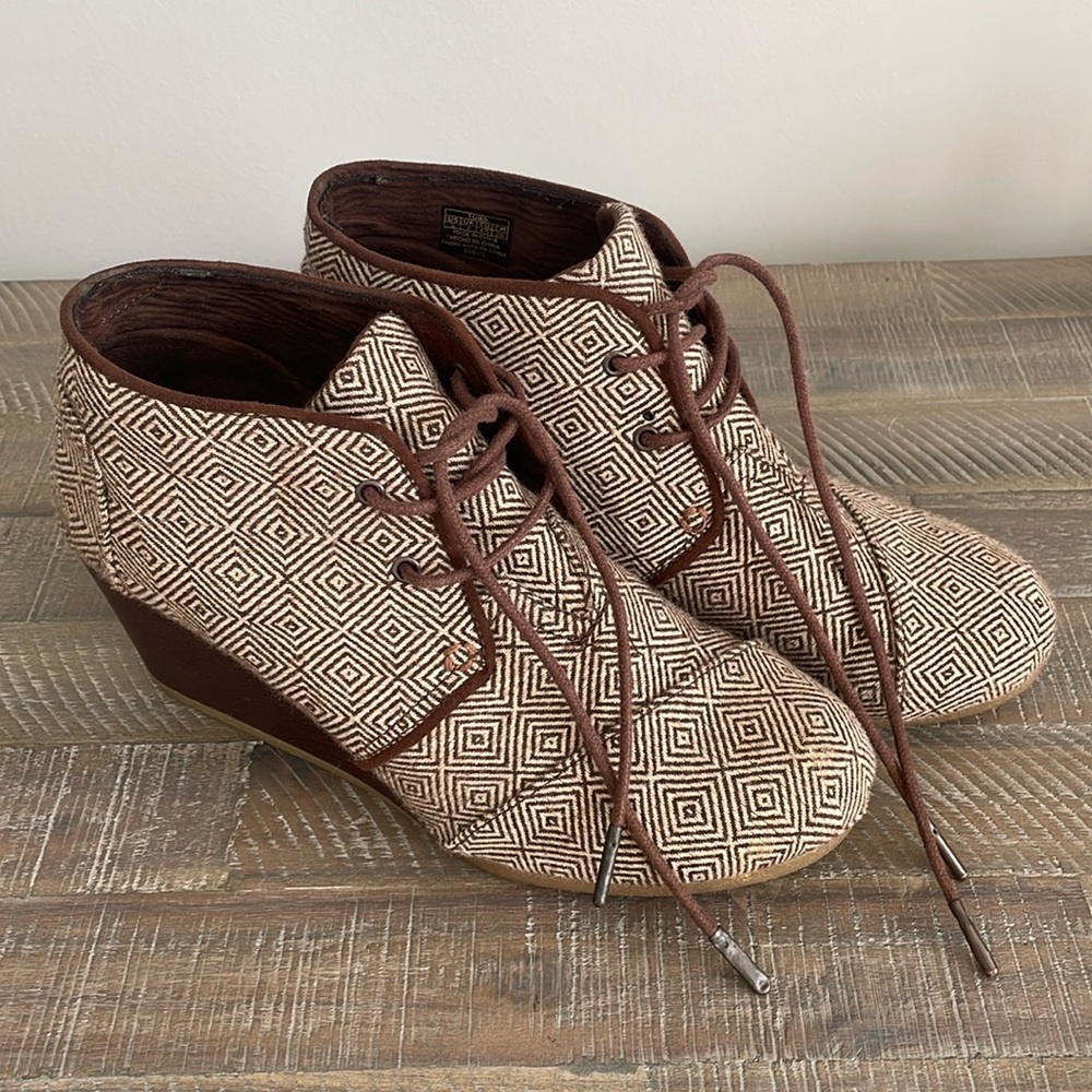 Toms Women’s Desert Wedge booties